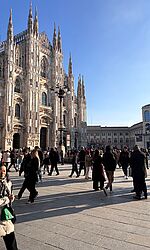 belebter Piazza del Duomo bei Sonnenschein