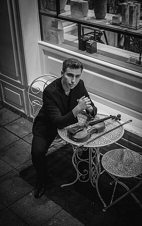 Ignacio Canto Lázaro an einem Tisch, auf dem seine Viola liegt