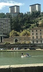 Lyon 2024: Jemandes Titanic-Moment vor der Hochschule/Foto: Marlene Mieth