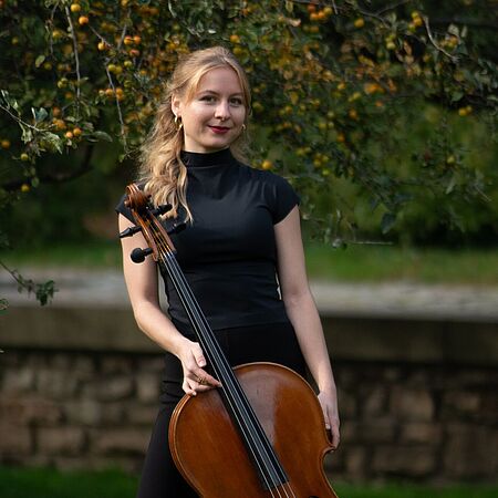 Julia Starczewska mit Cello