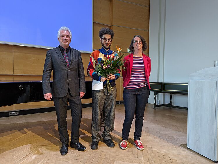 Lehrpreis für Prof. Dr. Stefan Prins (Mitte) mit Rektor Axel Köhler und Prorektorin Andrea Schnelte/Foto: Stefanie Pilz
