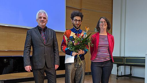 Lehrpreis für Prof. Dr. Stefan Prins (Mitte) mit Rektor Axel Köhler und Prorektorin Andrea Schnelte/Foto: Stefanie Pilz