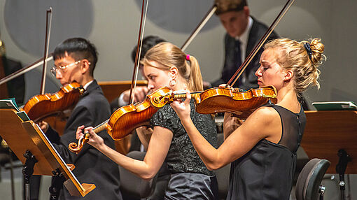 Streicherinnen und Streicher im Konzertsaal