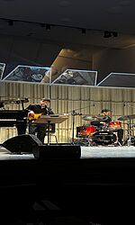 Ensemblewettbewerb 2026: Lila Despoix Ensemble v.l.n.r.: Sebastian Wappler (Klavier), Noah Scheufler (Bass), Felix Gärtner (Schlagzeug), Lila Despoix (Gesang)/ Foto: Marie Kirchner Auftritt Lila Despoix Ensemble im Konzertsaal