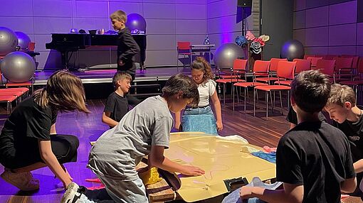 Schülerinnen und Schüler führen "Der kleine Prinz" auf
