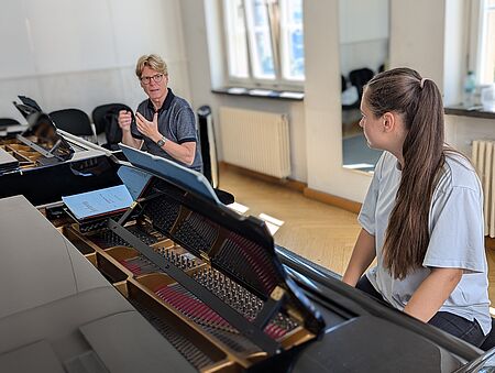 Sommerakademie Youth 2024: Einzelunterricht Klavier mit Prof. Karl-Heinz Simon/Foto: Nadja Peschel
