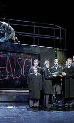 DIE WEISSE ROSE_A: (v.l.n.r.) Nico Lindheimer (Hans Scholl), Felix Kober (SS-Posten), Opernchor/Foto: Stephan Floss