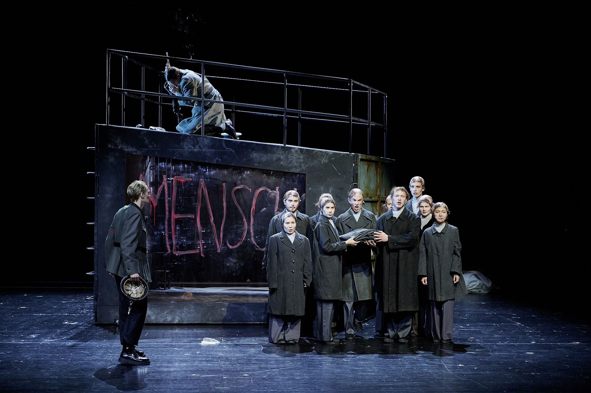 DIE WEISSE ROSE_A: (v.l.n.r.) Nico Lindheimer (Hans Scholl), Felix Kober (SS-Posten), Opernchor