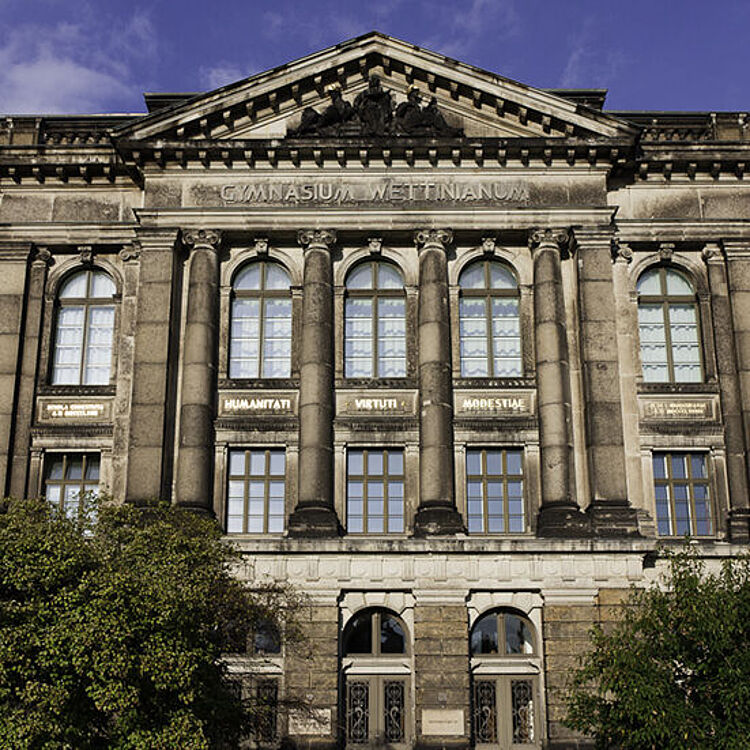 HfMDD Gebäude von vorne, to the current article