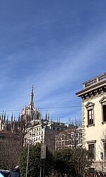 Blauer Himmel, Sonnenschein, Dom vom Viertel San Babila im Hintergrund