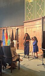 Eine Frau und ein Mädchen singen mit Keyboard-Begleitung in der Staatskanzlei