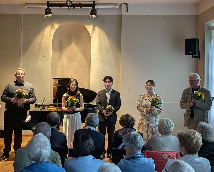 Abschlussapplaus nach einem Konzert der Liedklasse auf Schloss Maxen, zum Aktuelles-Beitrag