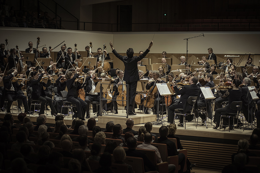 Dresdner Philharmonie und Michael Sanderling/Foto: Jörg Simanowski