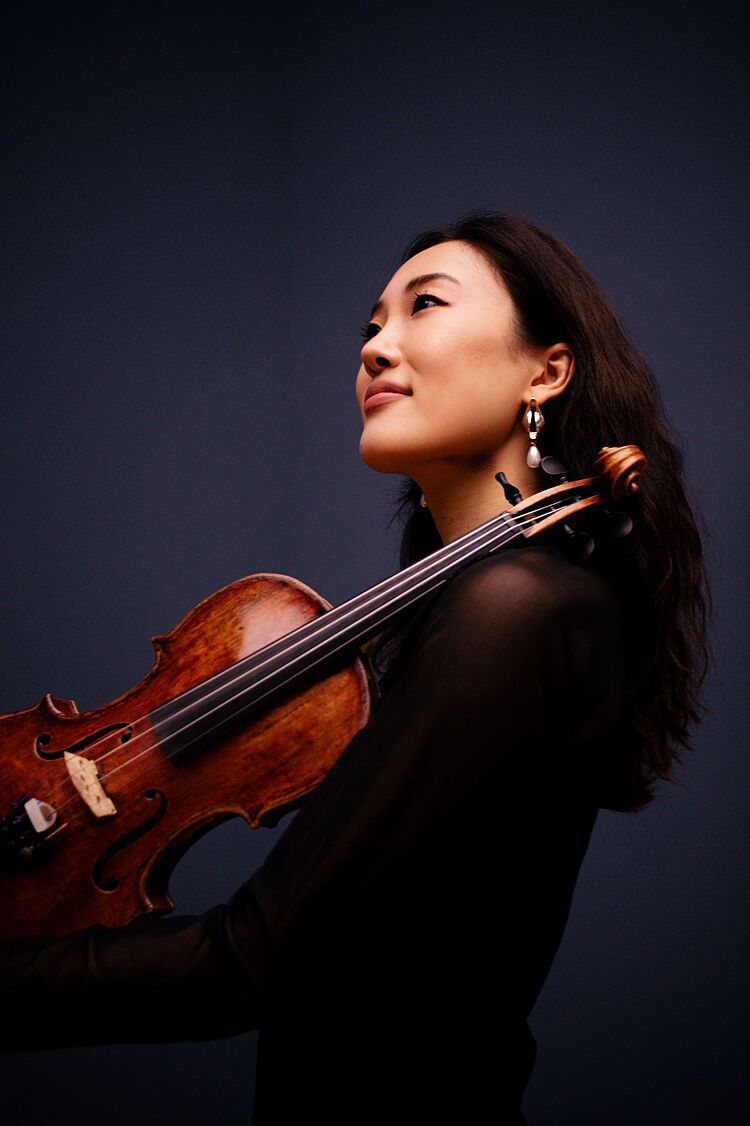 Miha Zhu mit Violine, zum Aktuelles-Beitrag