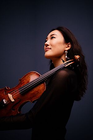 Miha Zhu mit Violine