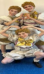 Knaben in der Zauberflöte in Engelskostümen