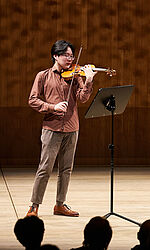 Langyu Qin beim Violine spielen