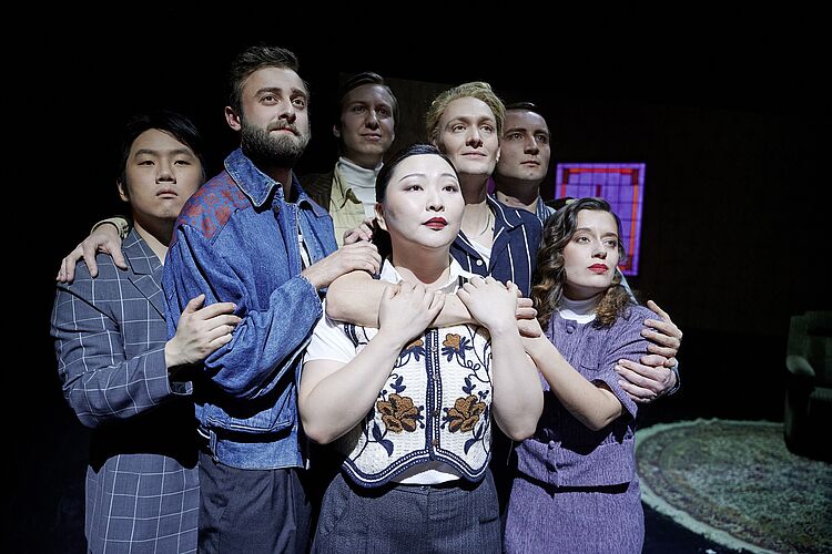 DIE WEISSE ROSE_A: (v.l.n.r.) Sanggyun Ha (Christoph Probst), Jonathan Koch (Schmorell), Alexander Rampp (Professor Huber), Hanna Park (Sophie Scholl), Nico Lindheimer (Hans Scholl), Felix Kober (Willi Graf), Meiling Daniell-Greenhalgh (Anette) /Foto: Stephan Floss