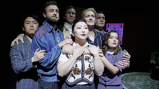DIE WEISSE ROSE_A: (v.l.n.r.) Sanggyun Ha (Christoph Probst), Jonathan Koch (Schmorell), Alexander Rampp (Professor Huber), Hanna Park (Sophie Scholl), Nico Lindheimer (Hans Scholl), Felix Kober (Willi Graf), Meiling Daniell-Greenhalgh (Anette) /Foto: Stephan Floss