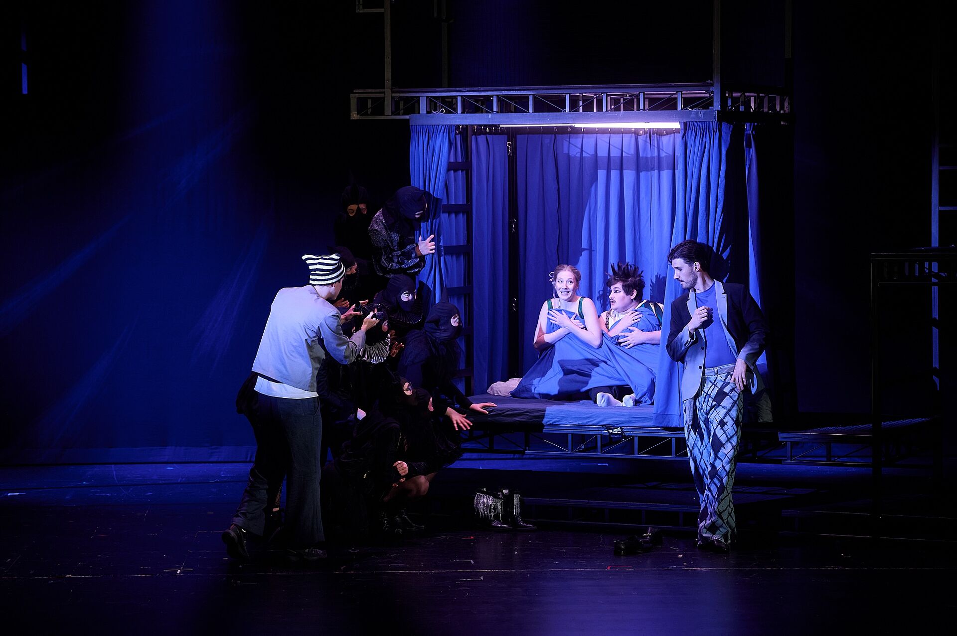DON GIOVANNI: (v.l.n.r.) Alexander Rampp (Leporello), Opernchor, Clara-Marie Schade (Zerlina), Joschua Vlasanek (Masetto), Gerrit Illenberger (Don Giovanni)/Foto: Stephan Floss Szenenbild der Opernproduktion von DON GIOVANNI