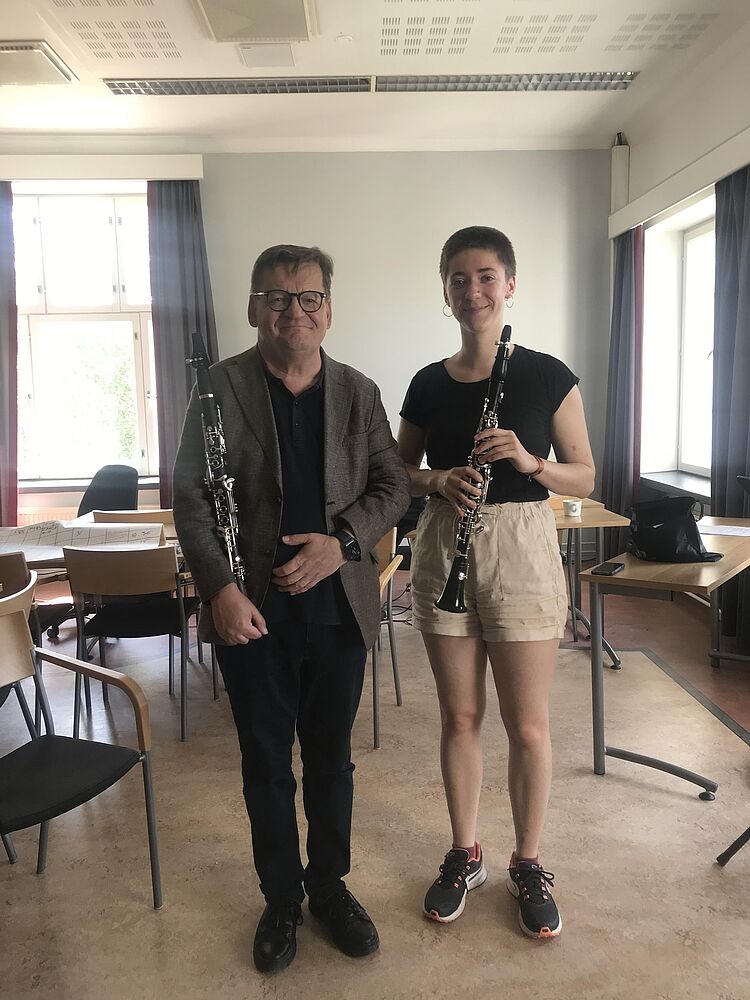 Prof. Harri Mäki und Lucia Kaiser mit ihren Klarinetten in einem Seminarraum