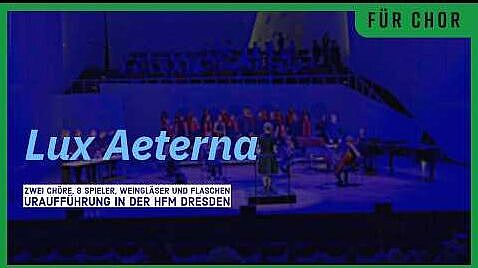 Blau beleuchteter Konzertsaal im Hintergrund, Vordergrund der Video-Titel Lux Aeterna