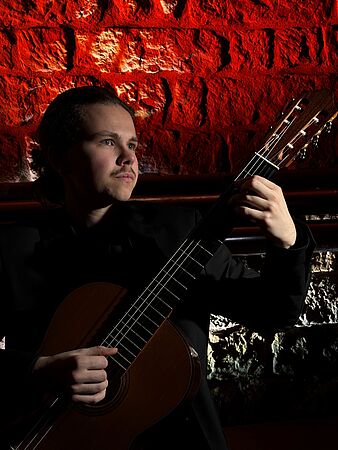 Jacob Kramer mit Gitarre