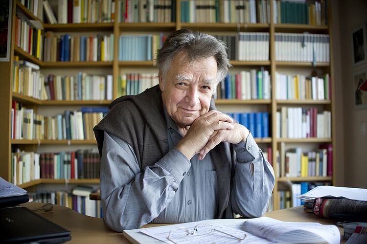 Prof. Dr. Peter Gülke in seinem Arbeitszimmer, to the current article