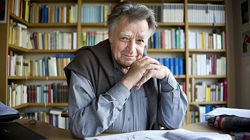 Prof. Dr. Peter Gülke in seinem Arbeitszimmer