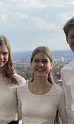 Schüler*innen des SLGM am Dresdner Lingnerschloss/Foto: Aleksandra Mikulska DRei Schülerinnen und Schüler des Sächsischen Landesgymnasiums für Musik am Dresdner Lignerschloss
