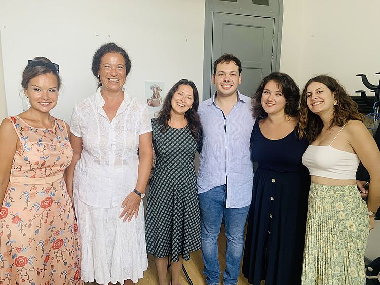 Prof. Maamar (2.v.l.) mit Studierenden an der Ionian University auf Korfu/Foto: privat