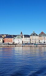Blick auf die Stockholmer Altstadt von der Fähre aus/Foto: Luise Pippig Stockholmer Altstadt hinter Wasser