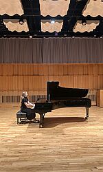 Birmingham: Die Recital Hall - das Pendant zum Kleinen Saal/Foto: Sandy Chang Die Klavier-Studentin Clara Schina am Klavier der Recital Hall