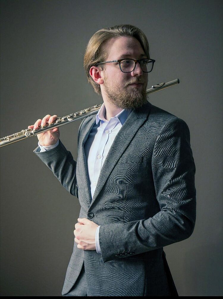 Matthieu Caullet mit Flöte über der Schulter, to the current article