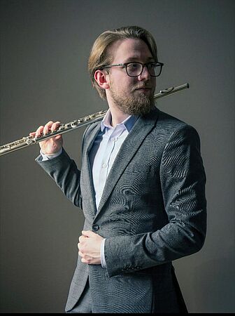Matthieu Caullet mit Flöte über der Schulter