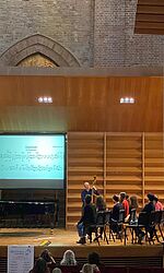 Bühne des Konzertsaals mit digitalen Bildschirm und Kammerorchester