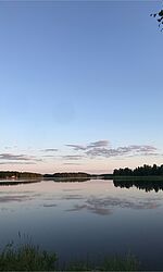 Der finnische See Pielinen in der Abendsonne