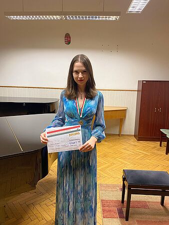 Die Cellistin Polina Hlebnikova mit ihrer Urkunde