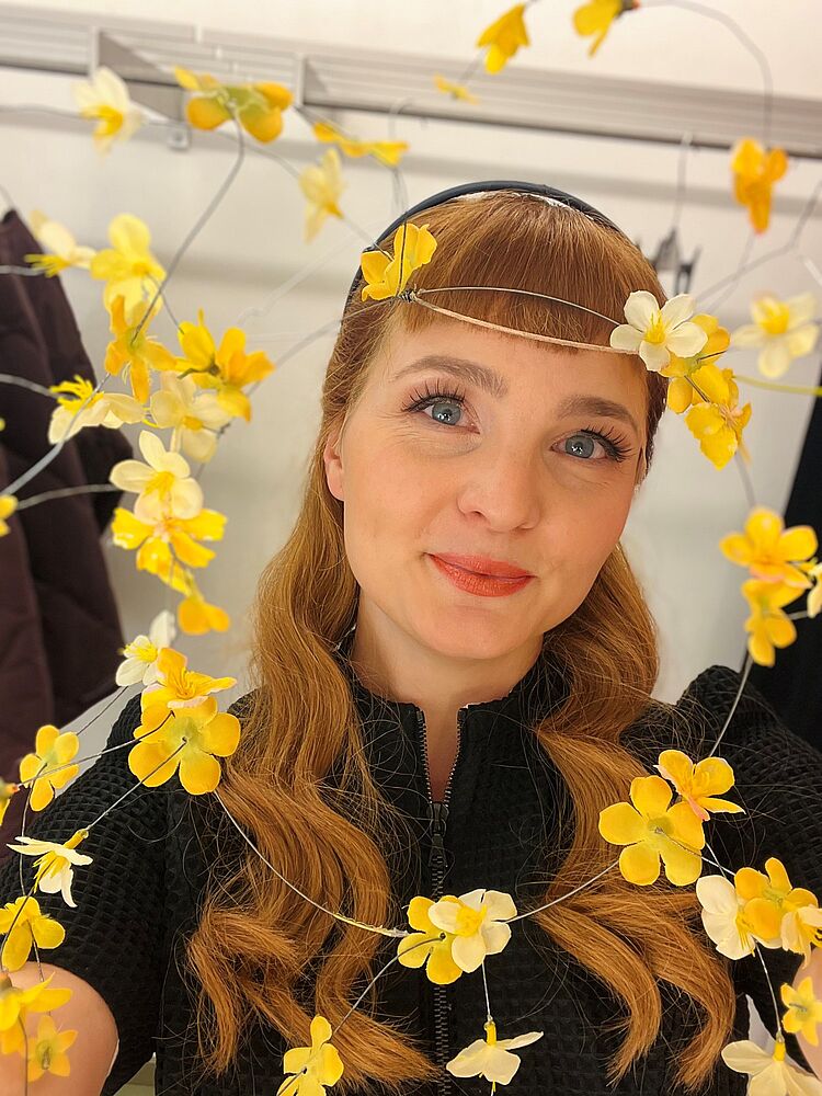 Anastasiya Taratorkina/Foto: privat Anastasiya Taratorkina mit einem Blätterkranz vor dem Gesicht, to the current article