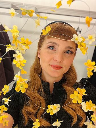 Anastasiya Taratorkina/Foto: privat Anastasiya Taratorkina mit einem Blätterkranz vor dem Gesicht