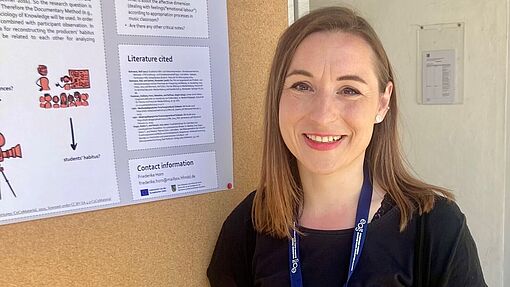 Friederike Horn hält eine Posterpräsentation über ihr Promotionsthema