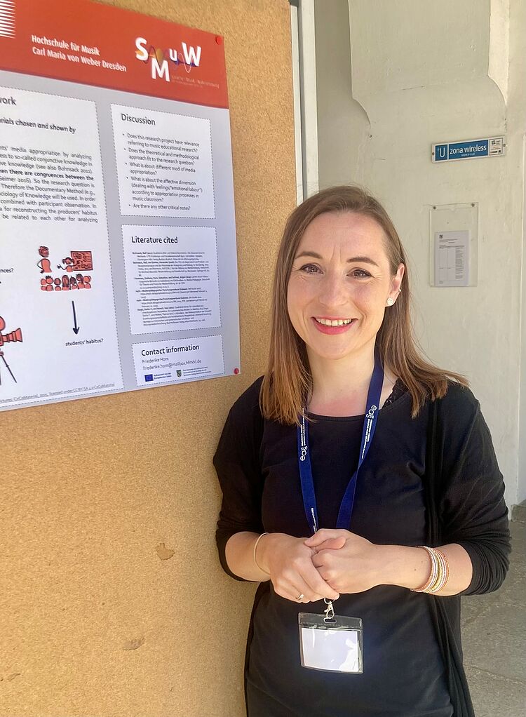 Friederike Horn hält eine Posterpräsentation über ihr Promotionsthema