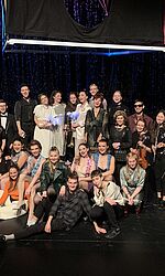 Galoschenoper 2022 B: Gruppenbild mit Vertreter:innen von Bühnen-, Kostüm- und Maskenbild (HfBK)/Foto:privat
