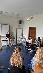 Ein Student erklärt der Klasse das Projekt