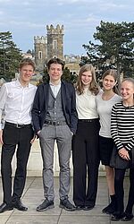 (v.l.n.r.) Adam Nagel, Valentin Simon, Marie Herzog, Stefaniia Zubko und Viktoria Shuliak vor dem Lingnerschloss Dresden/Foto: Aleksandra Mikulska Schülerinnen und Schüler des Sächsischen Landesgymnasiums für Musik vor dem Lingnerschloss Dresden