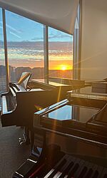 Birmingham: einer der Unterrichtsräume/Foto: Clara Schina Ein leerer Unterrichtsraum mit Klavier bei Sonnenaufgang