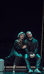 Galoschenoper 2022 A: Lady Eliza (Anna Großhäuser), Macheath (Richard Breitkopf)/Foto: Marlene Lorenz