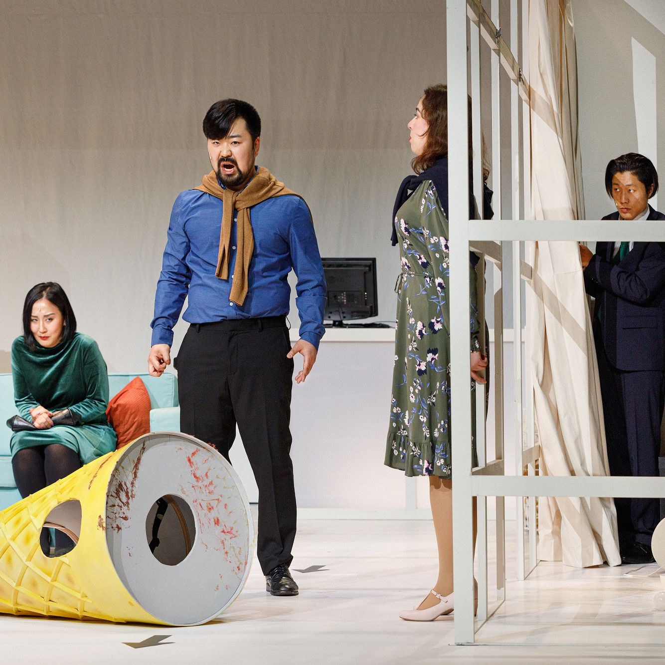 Opernproduktion 2022 Street Scene (v.l.n.r.): Yewon Kim, Sukwoo Kang, Aleksandra Chebotar, Kibeon Nam/Foto: Klaus Gigga Opernproduktion 2022 Street Scene (v.l.n.r.): Yewon Kim, Sukwoo Kang, Aleksandra Chebotar, Kibeon Nam/Foto: Klaus Gigga