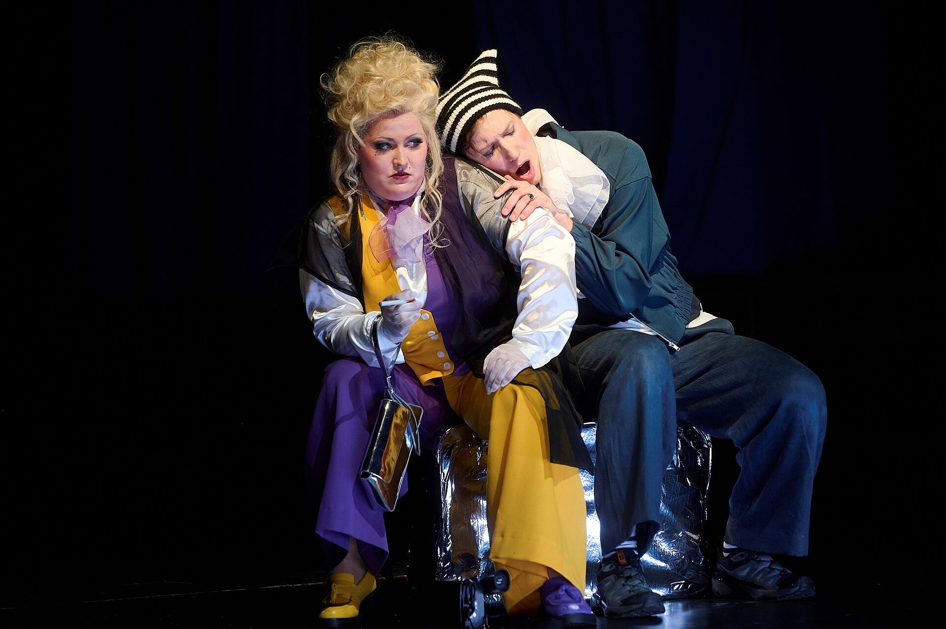 DON GIOVANNI: Lisa Trentmann (Donna Elvira), Alexander Rampp (Leporello)/Foto: Stephan Floss Szenenbild der Opernproduktion DON GIOVANNI