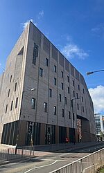 Birmingham: das Hochschulgebäude des Royal Birmingham Conservatoire/foto: Clara Schina Das Hochschulgebäude des Royal Birmingham Conservatoire bei Sonnenschein